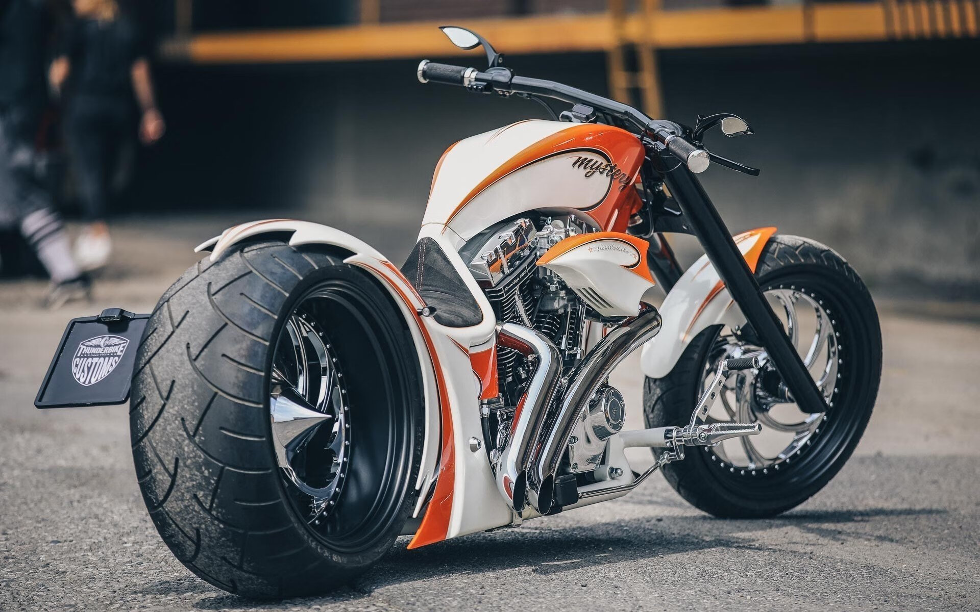 “台球高手齐聚天府校区，挑战精准与速度的极限”