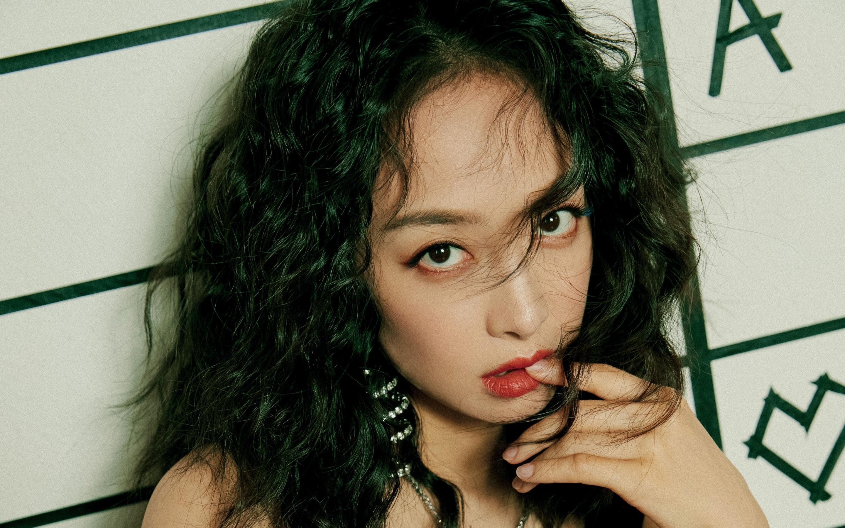 以足球为载体的健康生活理念深入人心，普及全民运动，以足球运动为主题的绘画